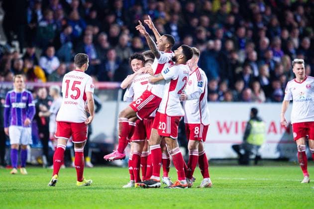 15.03.2024 - Fußball, 2023 2024, 2. Bundesliga, 26. Spieltag, VfL Osnabrück - Fortuna Düsseldorf: Jubeltraube nach dem Tor zum 0:3 von (M) Marlon Mustapha (Düsseldorf), (R) Jamil Siebert (Düsseldorf) hebt ihn hoch DFL REGULATIONS PROHIBIT ANY USE OF PHOTOGRAPHS AS IMAGE SEQUENCES AND OR QUASI-VIDEO.