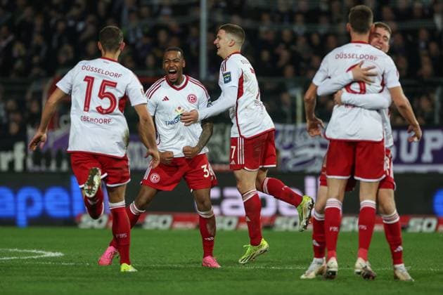 2. Bundesliga - VfL Osnabrück - Fortuna Düsseldorf am 15.03.2024 an der Bremer Brücke in Osnabrück Jubel, Torjubel, Torschuetze, Torschütze Marlon Mustapha (Duesseldorf 36) jubelt nach seinem Tor zum 0 zu 3 mit Christos Tzolis (Duesseldorf 7) und Tim Oberdorf (Duesseldorf 15)