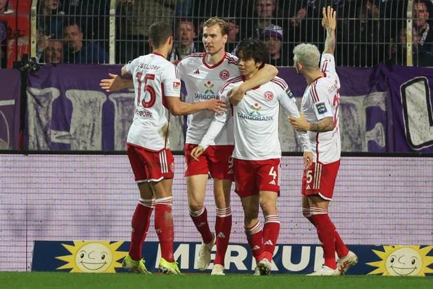 2. Bundesliga - VfL Osnabrück - Fortuna Düsseldorf am 15.03.2024 an der Bremer Brücke in Osnabrück Jubel, Torjubel, Torschuetze, Torschütze Ao Tanaka (Duesseldorf 4) jubelt nach seinem Tor zum 0 zu 4 mit der Mannschaft, u.a. mit Tim Oberdorf (Duesseldorf 15)