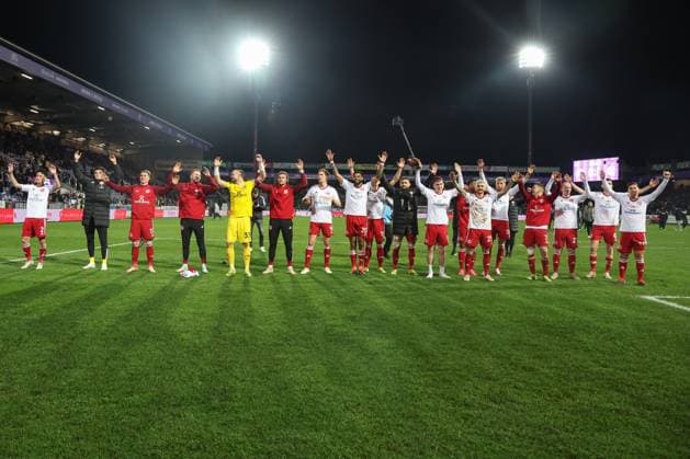 2. Bundesliga - VfL Osnabrück - Fortuna Düsseldorf am 15.03.2024 an der Bremer Brücke in Osnabrück Jubel über den Sieg bei der Mannschaft von Fortuna Düsseldorf