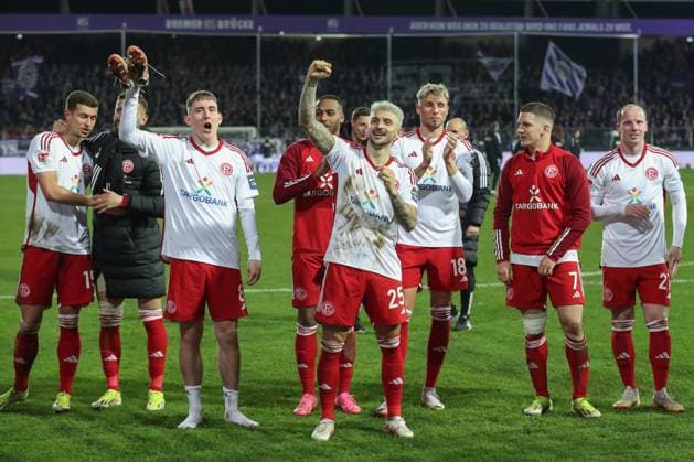 2. Bundesliga - VfL Osnabrück - Fortuna Düsseldorf am 15.03.2024 an der Bremer Brücke in Osnabrück Jubel und Freude über den Sieg bei der Mannschaft von Fortuna Düsseldorf u.a. mit Isak Bergmann Johannesson (Duesseldorf) und Matthias Zimmermann (Duesseldorf 25)