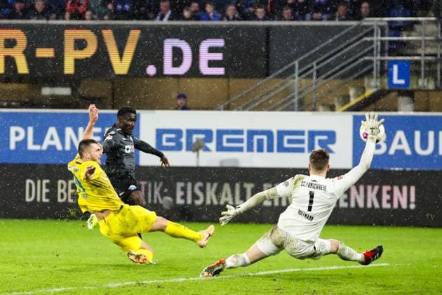 Sirlord Conteh (SC Paderborn,11) vergibt die Chance zum Ausgleich gegen Hasan Kurucay (Eintracht Braunschweig,29) und Torwart Ron Thorben Hoffmann (Eintracht Braunschweig,1) - 2. Fußball Bundesliga Saison 2023-2024 SC Paderborn vs. Eintracht Braunschweig in der Home Deluxe Arena in Paderborn - Aktion,Fußball,Mann,Männer,Deutschland,15.03.2024