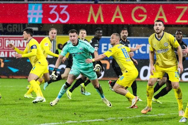 Torwart Pelle Boevnik (SC Paderborn,1) geht kurz vor Spielende mit in den gegnerischen Strafraum - 2. Fußball Bundesliga Saison 2023-2024 SC Paderborn vs. Eintracht Braunschweig in der Home Deluxe Arena in Paderborn - Aktion,Fußball,Mann,Männer,Deutschland,15.03.2024