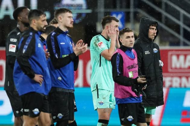 Torwart Pelle Boevnik (SC Paderborn,1) vor dem Fanblock - 2. Fußball Bundesliga Saison 2023-2024 SC Paderborn vs. Eintracht Braunschweig in der Home Deluxe Arena in Paderborn - Aktion,Fußball,Mann,Männer,Deutschland,15.03.2024