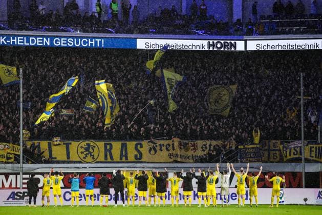 Die Mannschaft von Eintracht Braunschweig feiert den Sieg vor dem Fanblock nach Spielende - 2. Fußball Bundesliga Saison 2023-2024 SC Paderborn vs. Eintracht Braunschweig in der Home Deluxe Arena in Paderborn - Aktion,Fußball,Mann,Männer,Deutschland,15.03.2024