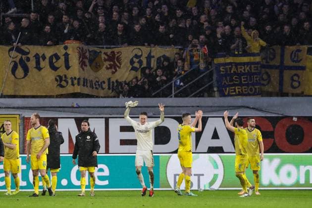 Sport Bilder des Tages v.l. Rayan Philippe (Eintracht Braunschweig,9), Torwart Ron Thorben Hoffmann (Eintracht Braunschweig,1), Robert Ivanov (Eintracht Braunschweig,5), Ermin Bicakcic (Eintracht Braunschweig,6), Hasan Kurucay (Eintracht Braunschweig,29) feiern den Sieg vor dem Fanblock - 2. Fußball Bundesliga Saison 2023-2024 SC Paderborn vs. Eintracht Braunschweig in der Home Deluxe Arena in Paderborn - Aktion,Fußball,Mann,Männer,Deutschland,15.03.2024