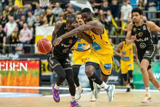 Sport Themen der Woche KW11 Sport Bilder des Tages Jilson Bango (Basketball Löwen Braunschweig, 08), Eddy Edigin (MHP Riesen Ludwigsburg, 27), GER, MHP Riesen Ludwigsburg vs. Basketball Loewen Braunschweig, Basketball, Bundesliga, easycredit BBL, 24. Spieltag, Spielzeit 2023 2024, 15.03.2024, GER, MHP Riesen Ludwigsburg vs. Basketball Loewen Braunschweig, Basketball, Bundesliga, easycredit BBL, 24. Spieltag, Spielzeit 2023 2024, 15.03.2024 Ludwigsburg *** Jilson Bango Basketball Löwen Braunschweig, 08 , Eddy Edigin MHP Riesen Ludwigsburg, 27 , GER, MHP Riesen Ludwigsburg vs Basketball Loewen Braunschweig, Basketball, Bundesliga, easycredit BBL, 24 Spieltag, Spielzeit 2023 2024, 15 03 2024, GER, MHP Riesen Ludwigsburg vs Basketball Loewen Braunschweig, Basketball, Bundesliga, easycredit BBL, 24 Spieltag, Spielzeit 2023 2024, 15 03 2024 Ludwigsburg Copyright: xEibner-Pressefoto SaschaxWaltherx EP_EER