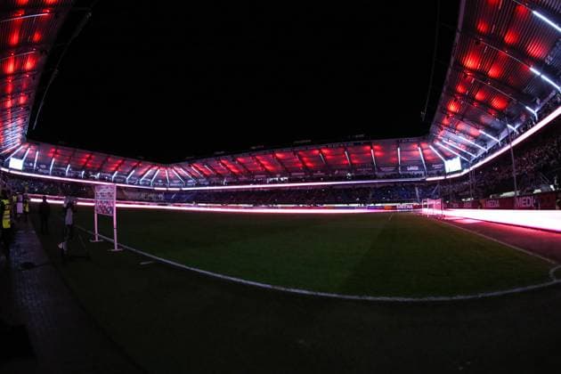 Der SC Paderborn präsentiert seinen Fans nach Spielende die neue Lichtanlage vom Stadion in Form einer Lichtshow - 2. Fußball Bundesliga Saison 2023-2024 SC Paderborn vs. Eintracht Braunschweig in der Home Deluxe Arena in Paderborn - Fußball,Mann,Männer,Deutschland,15.03.2024 *** SC Paderborn presents the stadiums new lighting system to its fans after the end of the match in the form of a light show 2 Soccer Bundesliga Season 2023 2024 SC Paderborn vs Eintracht Braunschweig at the Home Deluxe Arena in Paderborn Soccer,Man,Men,Germany,15 03 2024