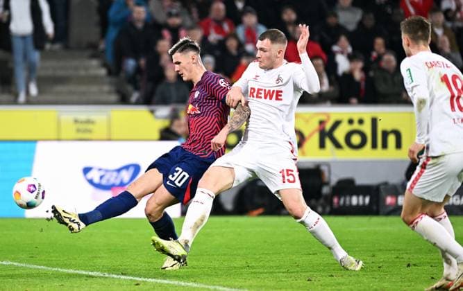 Fussball, Bundesliga, Deutschland, Herren, Saison 2023 2024, 26. Spieltag, Rhein Energie Stadion Köln, 1. FC Köln - RB Leipzig; Benjamin Sesko (RBL), Luca Kilian (KOE). Aktion DFB DFL REGULATIONS PROHIBIT ANY USE OF PHOTOGRAPHS AS IMAGE SEQUENCES AND OR QUASI-VIDEO