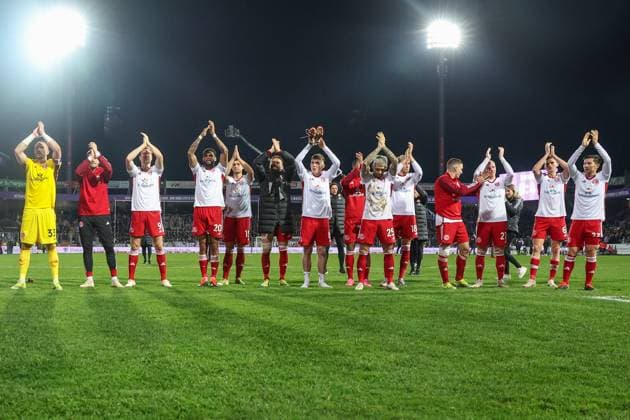 2. Bundesliga - VfL Osnabrück - Fortuna Düsseldorf am 15.03.2024 an der Bremer Brücke in Osnabrück Jubel über den Sieg bei der Mannschaft von Fortuna Düsseldorf u.a. mit Torwart Florian Kastenmeier (Duesseldorf 33) , Vincent Vermeij (Duesseldorf 9) , Jamil Siebert (Duesseldorf 20) , Tim Oberdorf (Duesseldorf 15) , Isak Bergmann Johannesson (Duesseldorf) , Matthias Zimmermann (Duesseldorf 25) , Jona Niemiec (Duesseldorf 18) , Christos Tzolis (Duesseldorf 7) , Dennis Jastrzembski (Duesseldorf 27) , Yannik Engelhardt (Duesseldorf)