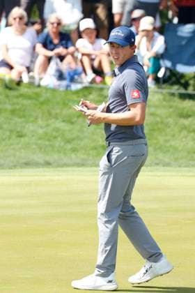 PONTE VEDRA BEACH, FL - MARCH 15: PGA, Golf Herren golfer Matt Fitzpatrick writes down his score on the 9th hole during The Players Championship on March 15, 2024, at TPC Sawgrass in Ponte Vedra Beach, Florida. (Photo by Brian Spurlock Icon Sportswire) GOLF: MAR 15 PGA THE PLAYERS Championship EDITORIAL USE ONLY Icon24031524