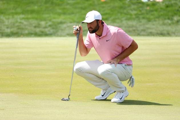PONTE VEDRA BEACH, FL - MARCH 15: PGA, Golf Herren golfer Scottie Scheffler lines up his putt on the 9th hole during The Players Championship on March 15, 2024, at TPC Sawgrass in Ponte Vedra Beach, Florida. (Photo by Brian Spurlock Icon Sportswire) GOLF: MAR 15 PGA THE PLAYERS Championship EDITORIAL USE ONLY Icon24031532