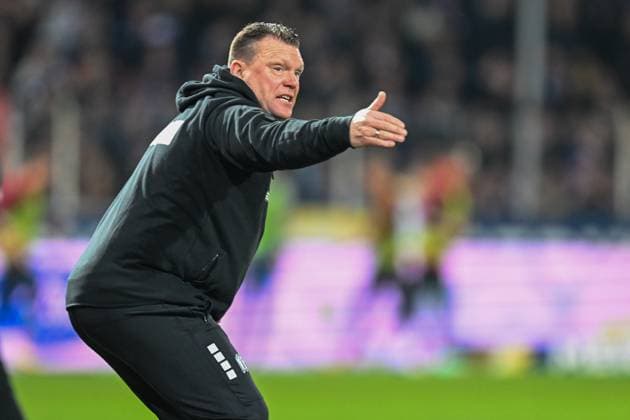 2. Bundesliga - VfL Osnabrück - Fortuna Düsseldorf am 15.03.2024 an der Bremer Brücke in Osnabrück Trainer Uwe Koschinat (Osnabrueck) gibt lautstark Anweisungen.