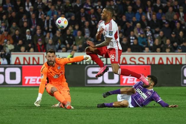2. Bundesliga - VfL Osnabrück - Fortuna Düsseldorf am 15.03.2024 an der Bremer Brücke in Osnabrück Marlon Mustapha (Duesseldorf 36) gegen Torwart Philipp Kühn Kuehn (Osnabrueck 22) und Dave Gnaase (Osnabrueck 26)