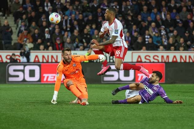2. Bundesliga - VfL Osnabrück - Fortuna Düsseldorf am 15.03.2024 an der Bremer Brücke in Osnabrück Marlon Mustapha (Duesseldorf 36) gegen Torwart Philipp Kühn Kuehn (Osnabrueck 22) und Dave Gnaase (Osnabrueck 26)