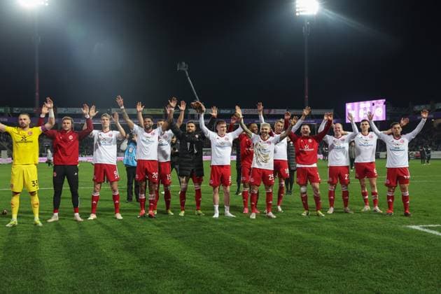 2. Bundesliga - VfL Osnabrück - Fortuna Düsseldorf am 15.03.2024 an der Bremer Brücke in Osnabrück Jubel über den Sieg bei der Mannschaft von Fortuna Düsseldorf u.a. mit Torwart Florian Kastenmeier (Duesseldorf 33) , Vincent Vermeij (Duesseldorf 9) , Jamil Siebert (Duesseldorf 20) , Tim Oberdorf (Duesseldorf 15) , Isak Bergmann Johannesson (Duesseldorf) , Matthias Zimmermann (Duesseldorf 25) , Jona Niemiec (Duesseldorf 18) , Christos Tzolis (Duesseldorf 7) , Dennis Jastrzembski (Duesseldorf 27) , Yannik Engelhardt (Duesseldorf)