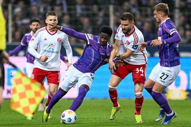 2. Bundesliga - VfL Osnabrück - Fortuna Düsseldorf am 15.03.2024 an der Bremer Brücke in Osnabrück Christian Conteh (Osnabrueck) im Zweikampf gegen Nicolas Gavory (Duesseldorf).