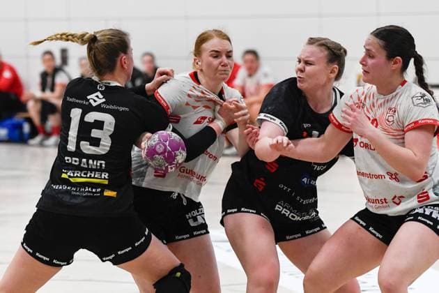 Sport Themen der Woche KW11 Sport Bilder des Tages Samira Brand (VfL Waiblingen 13), Kerstin Foth (TG Nuertingen 12) ,Kimberly Gisa (VfL Waiblingen 18) und Christine Foth (TG Nuertingen 13) kämpfen um den Ball. VfL Waiblingen vs.TG Nuertingen, Handball, 2. Bundesliga, 21. Spieltag, 2023 2024, 15.03.2024, Samira Brand (VfL Waiblingen 13), Kerstin Foth (TG Nuertingen 12) ,Kimberly Gisa (VfL Waiblingen 18) und Christine Foth (TG Nuertingen 13) kämpfen. ,VfL Waiblingen vs.TG Nuertingen, Handball, 2. Bundesliga, 21. Spieltag, 2023 2024, 15.03.2024, Waiblingen *** Samira Brand VfL Waiblingen 13 , Kerstin Foth TG Nuertingen 12 ,Kimberly Gisa VfL Waiblingen 18 and Christine Foth TG Nuertingen 13 fight for the ball VfL Waiblingen vs TG Nuertingen, Handball, 2 Bundesliga, 21 Matchday, 2023 2024, 15 03 2024, Samira Brand VfL Waiblingen 13 , Kerstin Foth TG Nuertingen 12 ,Kimberly Gisa VfL Waiblingen 18 and Christine Foth TG Nuertingen 13 fight ,VfL Waiblingen vs TG Nuertingen, Handball, 2 Bundesliga, 21 Matchday, 2023 2024, 15 03 2024, Waiblingen Copyright: xEibner-Pressefoto BerndxLeitnerx EP_BLR