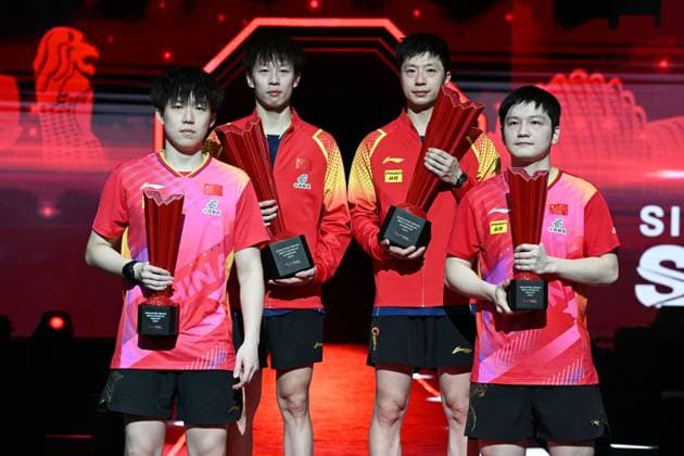 Sport Themen der Woche KW11 (240316) -- SINGAPORE, March 16, 2024 -- Lin Gaoyuan (2nd L) Ma Long (2nd R) of China and Fan Zhendong (1st R) Wang Chuqin of China pose for photos at the victory ceremony of the men s doubles at the World Table tennis, Tischtennis Singapore Smash 2024 in Singapore, March 16, 2024. (Photo by Xinhua) (SP)SINGAPORE-TABLE TENNIS-WTT SINGAPORE SMASH-MEN S DOUBLES ThenxChihxWey 
