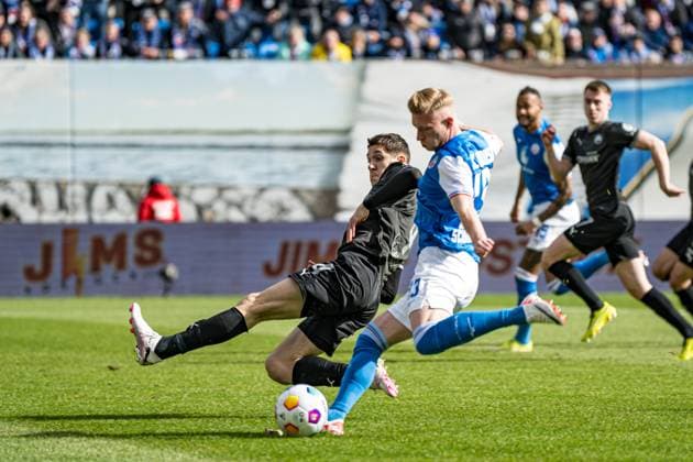 Rostock, Deutschland 16. März 2024: 2. BL - 2023 2024 - FC Hansa Rostock vs. Greuther Fürth Im Bild: v. li. im Zweikampf Damian Michalski (SpVgg Greuther Fürth) und Kevin Schumacher (Hansa Rostock) DFL regulations prohibit any use of photographs as image sequences and or quasi-video.
