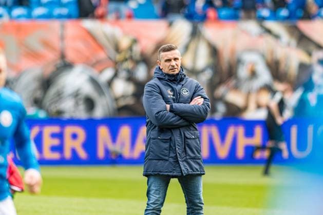 Rostock, Deutschland 16. März 2024: 2. BL - 2023 2024 - FC Hansa Rostock vs. Greuther Fürth Im Bild: Trainer Mersad Selimbegovic (Hansa Rostock) mit verschränkten Armen DFL regulations prohibit any use of photographs as image sequences and or quasi-video.