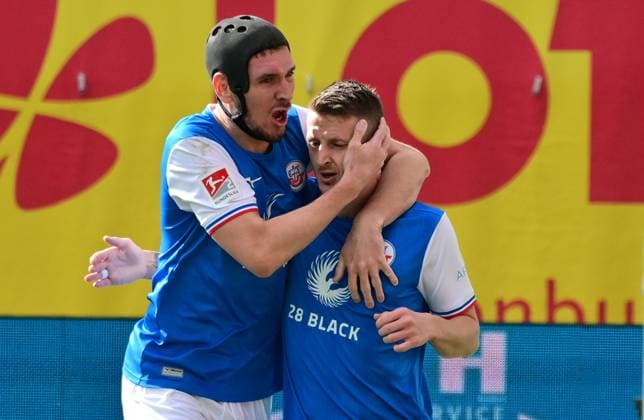 Sport Themen der Woche KW11 Sport Bilder des Tages 16.03.2024 - Fussball - Saison 2023 2024 - 2. Fussball - Bundesliga - 26. Spieltag: FC Hansa Rostock FCH - SpVgg Greuther Fürth ( Kleeblatt ) - Sportfoto Zink MeZi - xmexzix - DFL regulations prohibit any use of photographs as image sequences and or quasi-video - only for editorial use - Torjubel Jubel Freude nach Treffer Tor Torschuß zum 1:0 durch Nico Neidhart (7, FC Hansa Rostock FCH, rechts ) mit Damian Roßbach Rossbach (4, FC Hansa Rostock FCH ) *** 16 03 2024 Soccer season 2023 2024 2 Soccer Bundesliga 26 Matchday FC Hansa Rostock FCH SpVgg Greuther Fürth Kleeblatt Sportfoto Zink MeZi xmexzix DFL regulations prohibit any use of photographs as image sequences and or quasi video only for editorial use Torjubel Jubel nach Treffer Torschuß zum 1 0 durch Nico Neidhart 7, FC Hansa Rostock FCH, rechts mit Damian Roßbach Rossbach 4, FC Hansa Rostock FCH