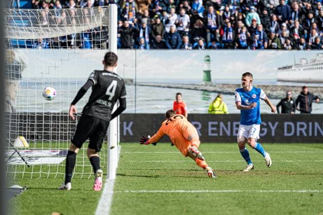 Rostock, Deutschland 16. März 2024: 2. BL - 2023 2024 - FC Hansa Rostock vs. Greuther Fürth Im Bild: 1.v.re. Nico Neidhart (Hansa Rostock) macht das Tor zum 1:0 , 2.v.re. Torhueter Jonas Urbig (SpVgg Greuther Fürth) kann den Ball nicht parieren DFL regulations prohibit any use of photographs as image sequences and or quasi-video.