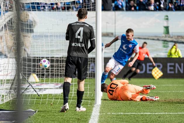Rostock, Deutschland 16. März 2024: 2. BL - 2023 2024 - FC Hansa Rostock vs. Greuther Fürth Im Bild: 2.v.re. Nico Neidhart (Hansa Rostock) macht das Tor zum 1:0 , 1.v.re. Torhueter Jonas Urbig (SpVgg Greuther Fürth) kann den Ball nicht parieren DFL regulations prohibit any use of photographs as image sequences and or quasi-video.