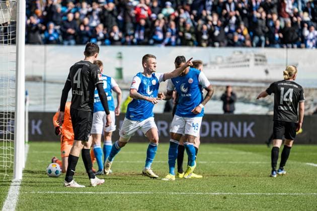 Rostock, Deutschland 16. März 2024: 2. BL - 2023 2024 - FC Hansa Rostock vs. Greuther Fürth Im Bild: 4.v.li. Nico Neidhart (Hansa Rostock) jubelt nach seinem Tor zum 1:0 DFL regulations prohibit any use of photographs as image sequences and or quasi-video.