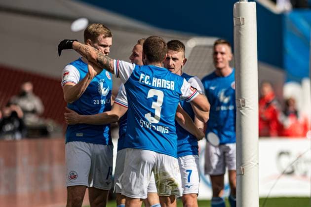 Rostock, Deutschland 16. März 2024: 2. BL - 2023 2024 - FC Hansa Rostock vs. Greuther Fürth Im Bild: 1.v.re. Nico Neidhart (Hansa Rostock) jubelt nach seinem Tor zum 1:0 mit seinen Mannschaftskollegen, DFL regulations prohibit any use of photographs as image sequences and or quasi-video.