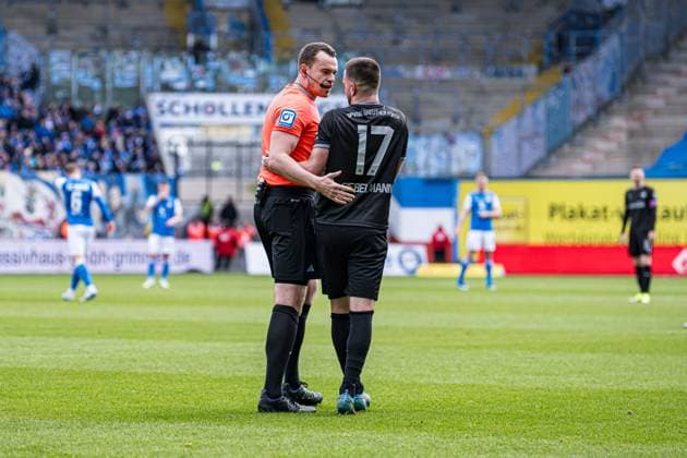 Rostock, Deutschland 16. März 2024: 2. BL - 2023 2024 - FC Hansa Rostock vs. Greuther Fürth Im Bild: v.li. Schiedsrichter Richard Hempel und Niko Gießelmann (SpVgg Greuther Fürth) DFL regulations prohibit any use of photographs as image sequences and or quasi-video.