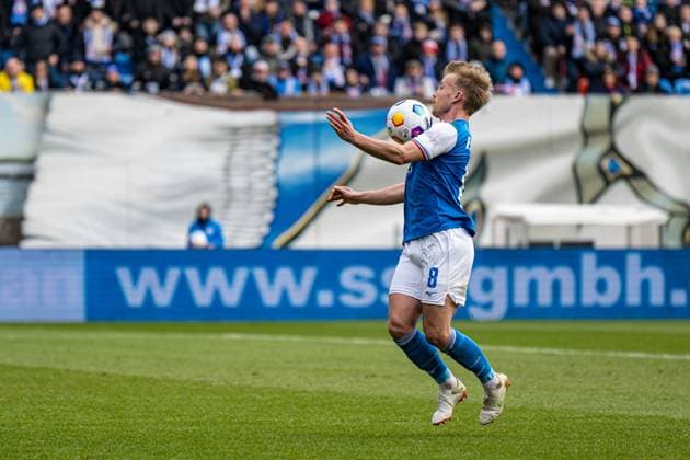 Rostock, Deutschland 16. März 2024: 2. BL - 2023 2024 - FC Hansa Rostock vs. Greuther Fürth Im Bild: Simon Rhein (Hansa Rostock) DFL regulations prohibit any use of photographs as image sequences and or quasi-video.