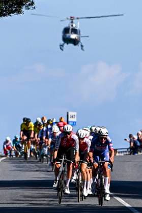 Bilder des Jahres 2024, Sport 03 März Sport Themen der Woche KW11 Milan - Sanremo 2024 Cycling Race Sanremo, Italia - March 16 : Dillier Silvan (SUI) of Alpecin-Deceuninck leading the peloton during the Men Elite UCI World Tour 115th Milan - Sanremo cycling race with start in Pavia and finish at the Via Roma in Sanremo on March 16, 2024 in Sanremo, Italia, 16 03 2024 ( Motordriver Kenny Verfaillie - Sanremo Italia  Copyright: xVincentxKalutx