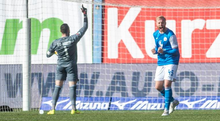 Sport Bilder des Tages 16.03.2024, Fußball, GER, Herren, 2. Fußball-Bundesliga, 2. Bundesliga, 2. FBL, 26. Spieltag, FC Hansa Rostock - SpVgg Greuther Fürth (1:0) Markus Kolke (FC Hansa Rostock, li.) und Sveinn Aron Gudjohnsen (FC Hansa Rostock, re.) bejubeln nach h dem Schlusspfiff den 1:0-Sieg. Rostock Ostseestadion Mecklenburg-Vorpommern Deutschland