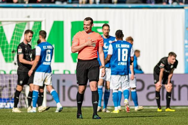 Rostock, Deutschland 16. März 2024: 2. BL - 2023 2024 - FC Hansa Rostock vs. Greuther Fürth Im Bild: Auch Schiedsrichter Richard Hempel freut sich über das beendete Spiel :) DFL regulations prohibit any use of photographs as image sequences and or quasi-video.