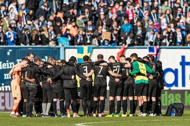 Rostock, Deutschland 16. März 2024: 2. BL - 2023 2024 - FC Hansa Rostock vs. Greuther Fürth Im Bild: Die Mannschaft von Greuther Fürth nach dem Abpfiff Die Spieler von Greuther Fürth bilden einen Mannschaftskreis zum Schulterschluss. DFL regulations prohibit any use of photographs as image sequences and or quasi-video.