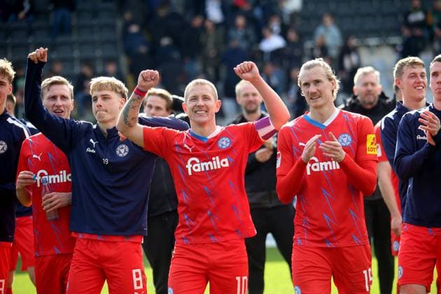 Sport Bilder des Tages 16.03.2024, xmohx, Fussball 2.Bundesliga, SV Elversberg - Holstein Kiel emspor, v.l. Jubel Freude über ueber den Sieg bei Kiel Lewis Holtby (Holstein Kiel) Marvin Schulz (Holstein Kiel) (DFL DFB REGULATIONS PROHIBIT ANY USE OF PHOTOGRAPHS as IMAGE SEQUENCES and or QUASI-VIDEO) Elversberg
