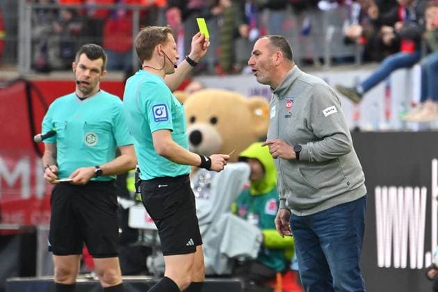 Sport Themen der Woche KW11 Sport Bilder des Tages Schiedsrichter Martin PETERSEN zeigt Frank SCHMIDT (Trainer Heidenheim) die Gelbe Karte,Verwarnung. Fussball 1. Bundesliga Saison 2023 2024, 26.Spieltag, Spieltag26, 1.FC Heidenheim - Borussia Moenchengladbach 1-1 am 16.03.2024 , VOITH A R E N A *** Referee Martin PETERSEN shows Frank SCHMIDT Trainer Heidenheim the yellow card, warning Soccer 1 Bundesliga Season 2023 2024, Matchday 26, Matchday 26, 1 FC Heidenheim Borussia Moenchengladbach 1 1 on 16 03 2024 , VOITH A R E N A