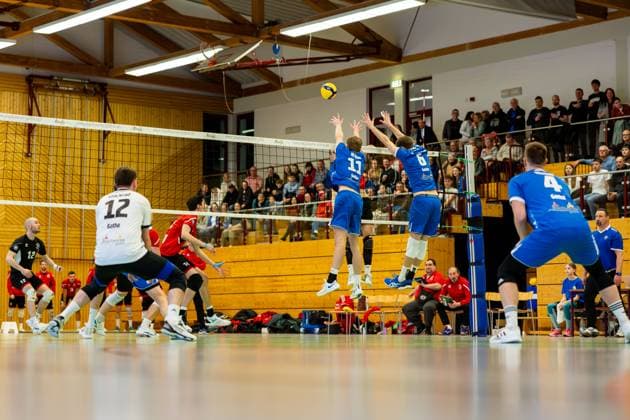 16.03.2024, GER, 2.BL Maenner Sued, Volleyball,Saison 2023 2024, Blue Volleys Gotha - TUS Kriftel Volleyball Harrison Paul McBean (Blue Volleys Gotha) Erik Niederluecke (Blue Volleys Gotha) am Block gegen einen Angriff der TUS Kriftel Volleyball 99867 Gotha Gotha Ernestiner-Sporthalle Sp Thüringen Deutschland
