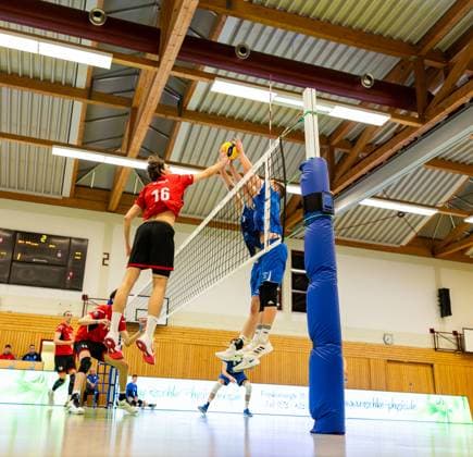 16.03.2024, GER, 2.BL Maenner Sued, Volleyball,Saison 2023 2024, Blue Volleys Gotha - TUS Kriftel Volleyball Marius Buechi (TUS Kriftel Volleyball) Harrison Paul McBean (Blue Volleys Gotha) Werner, Robert (Blue Volleys Gotha) 99867 Gotha Gotha Ernestiner-Sporthalle Sp Thüringen Deutschland