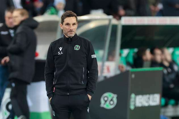 Trainer Stefan Leitl (Hannover 96) schaut, 2. Bundesliga, Hannover 96 vs 1. FC Kaiserslautern, HDI-Arena, 16.03.2024, Hannover, Deutschland.