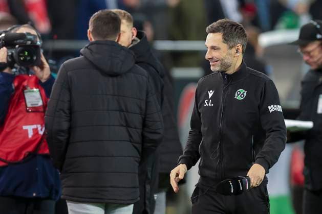 Trainer Stefan Leitl (Hannover 96) lacht, 2. Bundesliga, Hannover 96 vs 1. FC Kaiserslautern, HDI-Arena, 16.03.2024, Hannover, Deutschland.