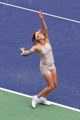 INDIAN WELLS, CA - MARCH 16: Elise Mertens (BEL) serves during the WomenÕs Doubles Final at the BNP Paribas Open on March 16, 2024 at Indian Wells Tennis Garden in Indian Wells, CA. (Photo by George Walker Icon Sportswire) TENNIS: MAR 16 BNP Paribas Open EDITORIAL USE ONLY Icon240316008