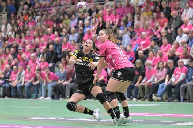 Sport Themen der Woche KW11 Sport Bilder des Tages Carmen Campos Costa (BVB Borussia Dortmund Handball 95) gegen Marte Juuhl Svensson (TusSies Metzingen 18) TusSies Metzingen vs. BVB Borussia Dortmund Handball , Handball, HBF, 18.Ligaspieltag, Saison 2023 2024, 16.03.2024 TusSies Metzingen vs. BVB Borussia Dortmund Handball , Handball, HBF, 18.Ligaspieltag, Saison 2023 2024, 16.03.2024 Metzingen *** Carmen Campos Costa BVB Borussia Dortmund Handball 95 vs Marte Juuhl Svensson TusSies Metzingen 18 TusSies Metzingen vs BVB Borussia Dortmund Handball , Handball, HBF, 18 League Matchday, Season 2023 2024, 16 03 2024 TusSies Metzingen vs BVB Borussia Dortmund Handball , Handball, HBF, 18 League Matchday, Season 2023 2024, 16 03 2024 Metzingen Copyright: xEibner-Pressefotox EP_TBR