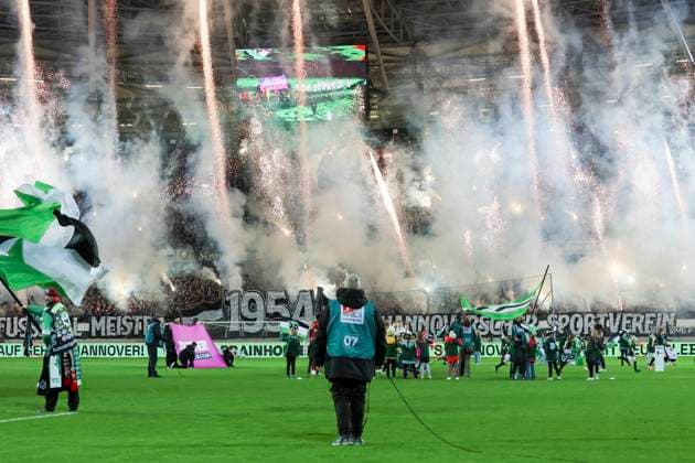 Die Fans von Hannover 96 zuenden vor Spielbeginn Pyrotechnik, 2. Bundesliga, Hannover 96 vs 1. FC Kaiserslautern, HDI-Arena, 16.03.2024, Hannover, Deutschland.