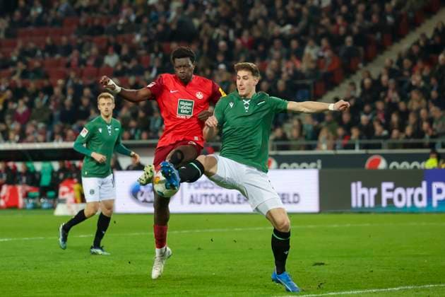 Ragnar Ache (1. FC Kaiserslautern) und Fabian Kunze (Hannover 96) kaempfen um den Ball, 2. Bundesliga, Hannover 96 vs 1. FC Kaiserslautern, HDI-Arena, 16.03.2024, Hannover, Deutschland.