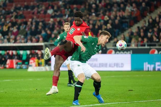 Ragnar Ache (1. FC Kaiserslautern) und Fabian Kunze (Hannover 96) kaempfen um den Ball, 2. Bundesliga, Hannover 96 vs 1. FC Kaiserslautern, HDI-Arena, 16.03.2024, Hannover, Deutschland.