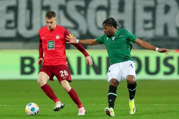Filip Kaloc (1. FC Kaiserslautern) und Bright Arrey-Mbi (Hannover 96) kaempfen um den Ball, 2. Bundesliga, Hannover 96 vs 1. FC Kaiserslautern, HDI-Arena, 16.03.2024, Hannover, Deutschland.