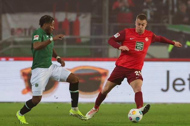 Bright Arrey-Mbi (Hannover 96) und Filip Kaloc (1. FC Kaiserslautern) kaempfen um den Ball, 2. Bundesliga, Hannover 96 vs 1. FC Kaiserslautern, HDI-Arena, 16.03.2024, Hannover, Deutschland.