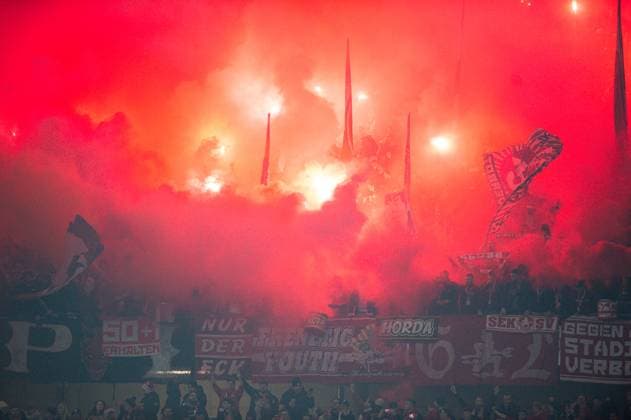 16.03.2024 - Fußball, 2023 2024, 1. Bundesliga, 26. Spieltag, Hannover 96 - 1. FC Kaiserslautern: Fans (Kaiserslautern) mit Pyrotechnik DFL REGULATIONS PROHIBIT ANY USE OF PHOTOGRAPHS AS IMAGE SEQUENCES AND OR QUASI-VIDEO.